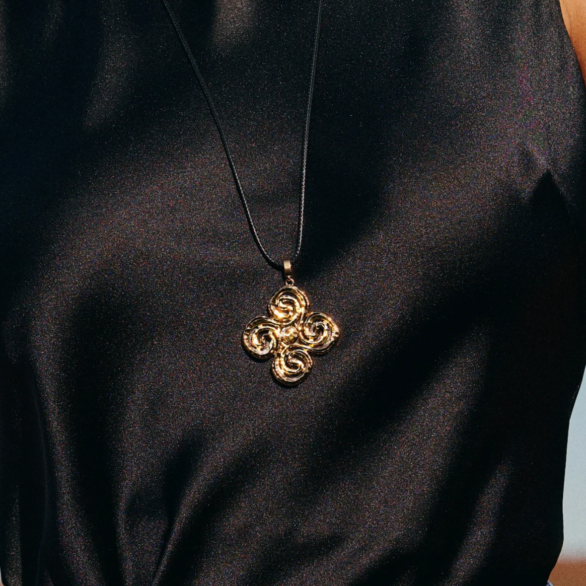 Retro Chic Eternal Spiral Pendant Necklace