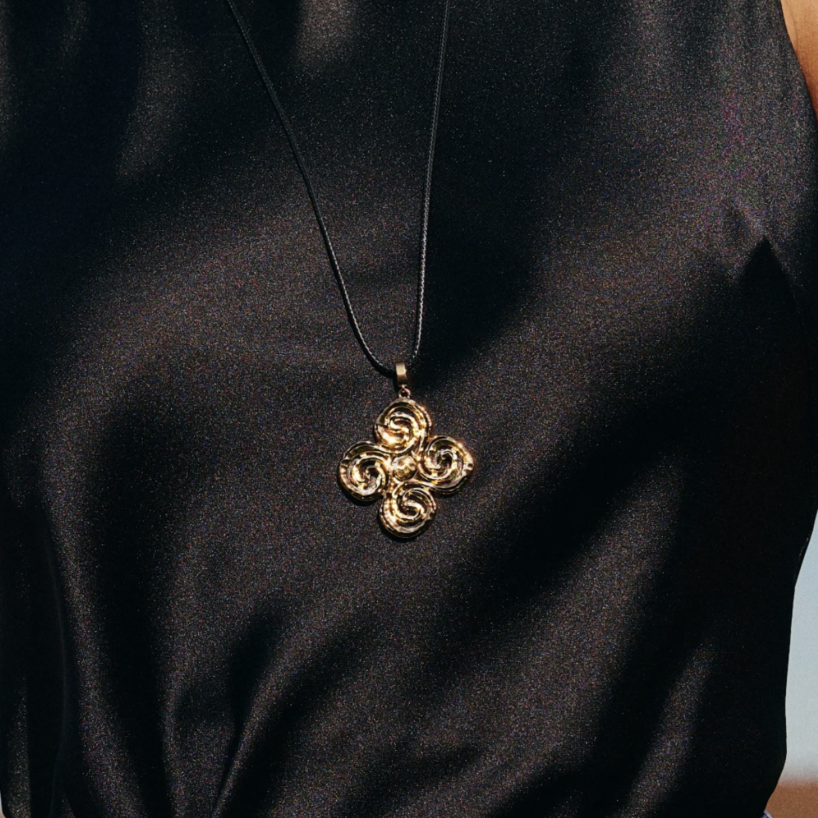Retro Chic Eternal Spiral Pendant Necklace