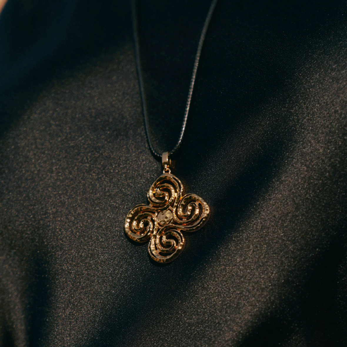 Retro Chic Eternal Spiral Pendant Necklace