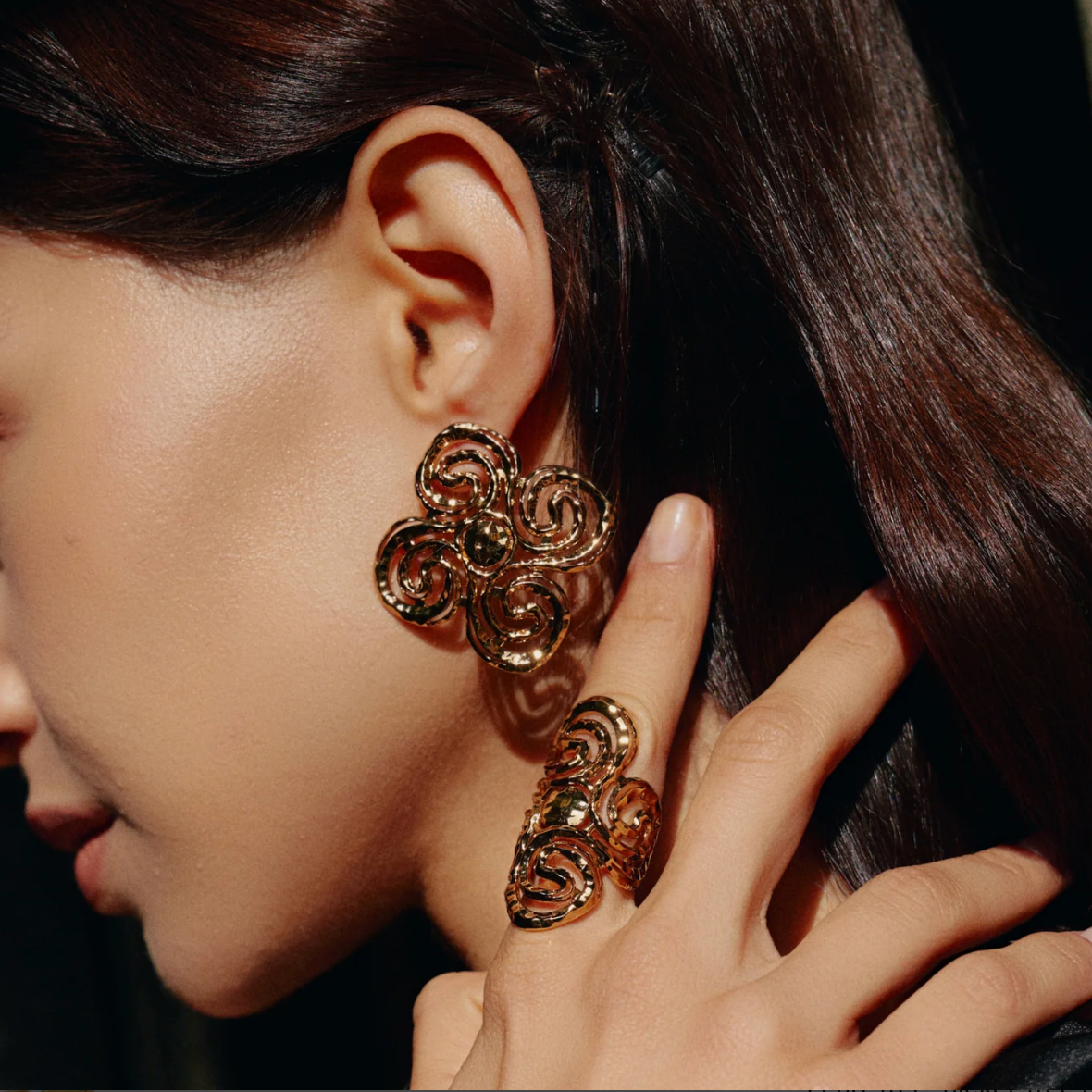 Retro Chic Eternal Spiral Ring